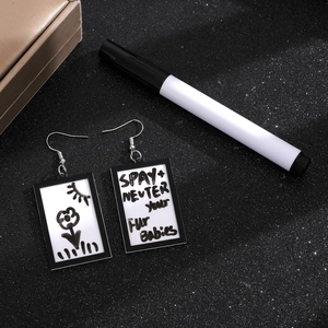 Pendientes de acrílico con motivo de sol en blanco y negro y mensaje Spay Neuter
