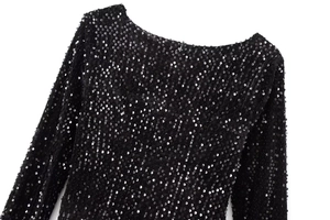 Détail de robe à paillettes noires montrant l'encolure arrière et la fermeture éclair