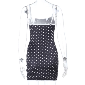 Vue arrière détaillée d'une robe courte moulante à pois avec de fines bretelles