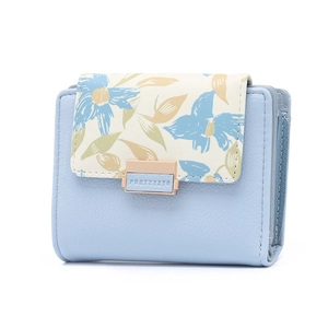 Détail du portefeuille bleu clair en simili cuir avec rabat floral et boucle or rose