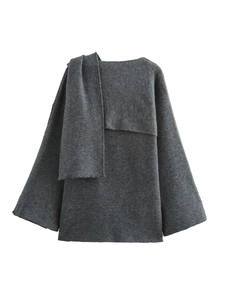 Dettaglio del maglione a mantella in maglia grigio scuro con sciarpa integrata