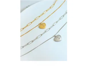 Dettaglio dei ciondoli a cuore a doppio strato in acciaio inossidabile oro e argento