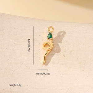 Détail macro d'un pendentif serpent avec pierre verte montrant les dimensions 1,9x0,6cm