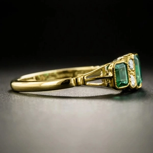 Vintage Art-Déco-Goldring mit drei smaragdgeschliffenen grünen Steinen und Diamanten