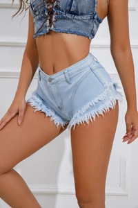 Dettaglio di pantaloncini di jeans a vita alta con bordi sfrangiati e trama in denim