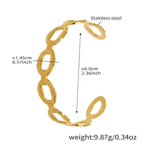 Vue détaillée du bracelet jonc en acier inoxydable doré avec maillons ovales