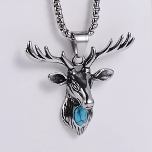 Vue détaillée du pendentif tête d'élan en argent avec pierre turquoise bleue incrustée
