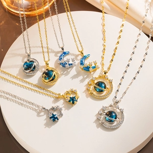Collana in acciaio al titanio con pendenti a pianeta e smalto blu elegante