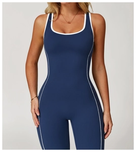 Detail von marineblauem Yoga-Jumpsuit mit weißen Kontrastpaspeln und enger Passform