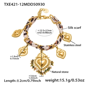 Dettaglio del bracciale in seta leopardata con cuore in acciaio e pietre naturali