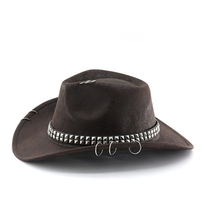 Détail d'un chapeau de cowboy marron avec des clous et anneaux sur la bande décorative