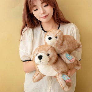 Set di peluche a forma di foca marrone chiaro con dimensioni grandi e piccole in mano