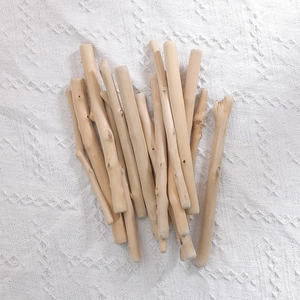 Φυσικά ξύλινα στικ για χειροτεχνίες DIY και διακόσμηση σε λευκό πλεκτό φόντο