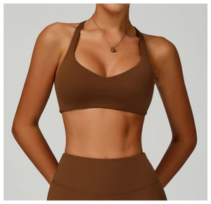 Details des kaffeebraunen Sport-BHs mit Neckholder-V-Ausschnitt und hoher Taillenleggings