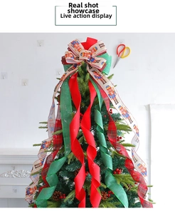 Détail d'un nœud de sapin de Noël multicouche avec rubans à motif de casse-noisette