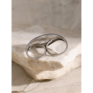 Polished silver double finger ring in 18k gold plated stainless steel with sculptural design
