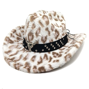 Détail d'un chapeau de cow-boy léopard avec crâne de taureau argenté et rivets en métal