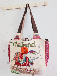 Nahaufnahme der beigen Canvas-Tasche mit Elephanten-Stickerei und Thailand-Schrift