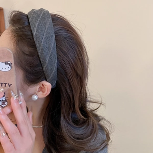 Detail of grey herringbone fabric headband with thick sponge for high top volume effect