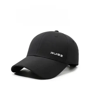Détail de la broderie RUIEE sur une casquette noire respirante à séchage rapide anti-soleil