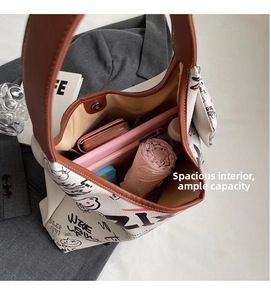 Intérieur de grand sac fourre-tout imprimé montrant l'espace pour parapluie et essentiels