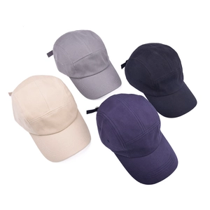 Vista piatta di cappellini a 5 pannelli in beige, grigio, blu navy e nero con cinturino regolabile
