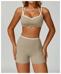 Dettaglio completo del set yoga taupe con bordini bianchi, spalline e vita alta