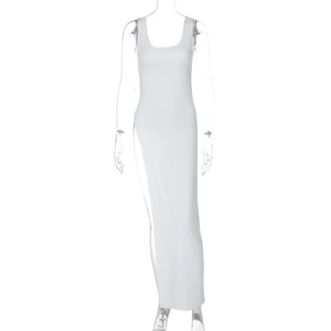 Détail d'une robe longue blanche moulante sans manches avec col en U et fente latérale haute