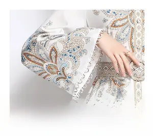 Dettaglio manica a campana paisley con bordo in pizzo smerlato e texture satinata