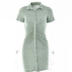 Detailansicht hellgrünes Kurzarmkleid mit geraffter Taille und Knopfleiste am Kragen