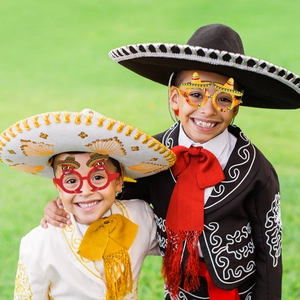 Lunettes de fête mexicaines rigolotes en papier avec motifs piment et sombrero pour enfants