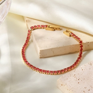 Détails macro du bracelet tennis plaqué or 14K avec zircons rouges de coupe carrée