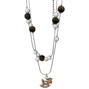 Collier double couche en oeil de tigre et perles avec pendentif cheval à bascule
