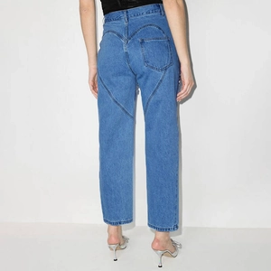 Détail du jean droit taille haute montrant une couture unique en forme de cœur sur la poche