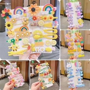 Nahaufnahme bunter Cartoon-Haarspangen-Sets mit Harzblumen und Tierfiguren