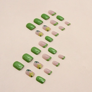 Faux ongles carrés courts avec paillettes vertes, pointes French et motifs marguerite