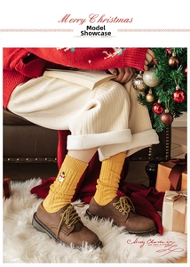Détail de chaussettes de Noël jaunes avec broderie bonhomme de neige en maille de coton