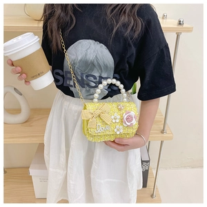 Détail du sac en tweed jaune pour enfants avec anse en perles et fleurs décoratives