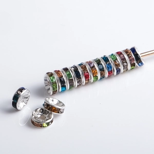 Macro di distanziatori argentati con strass colorati per la creazione di gioielli fai da te