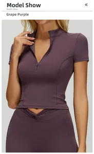 Dettaglio top yoga viola con cerniera a collo alto e pantaloni sportivi con vita a incrocio