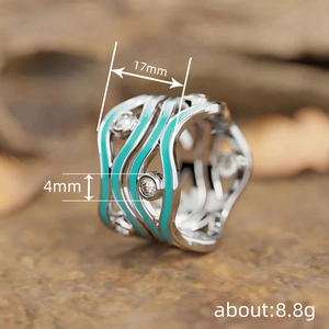 Moderne brede golfring van zilver metaal met groenblauwe emaille en zirkonia stenen