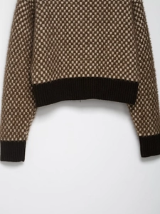 Détail de la veste en maille mohair à carreaux marrons avec poignets côtelés