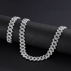Vue macro de la chaîne et du bracelet cubains argentés sertis de diamants sur cuir