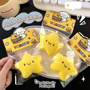 Tres lindos llaveros de estrellas de peluche amarillas con caras sonrientes en plato