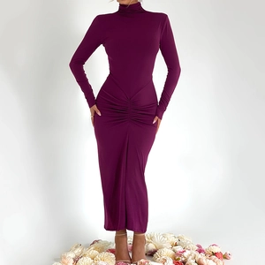Robe longue moulante violet foncé à manches longues avec col montant et détails froncés