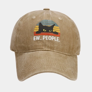 Détail d'une casquette en toile vintage avec chat noir et slogan humoristique 'EW, PEOPLE'