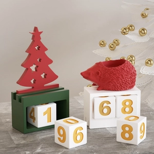 Calendrier de Noël en bois avec sapin et hérisson décoratif sur surface en pierre
