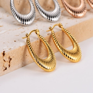 Fashionable U-shaped earrings with ribbed geometric design in gold, silver and rose gold