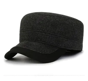 Dettaglio del berretto in tweed grigio scuro con emblema Sport e visiera nera a contrasto