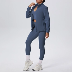 Vista dettagliata del set da yoga blu nebbia con giacca a zip e leggings sportivi
